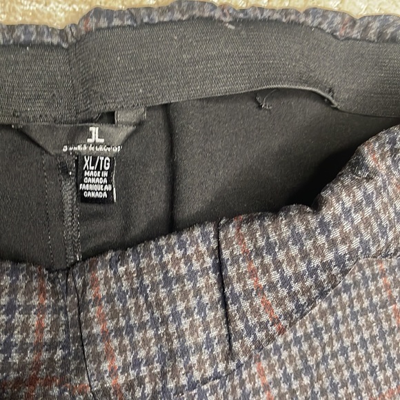 Hounds-tooth, brown taper ankle slacks. - Picture 2 of 2